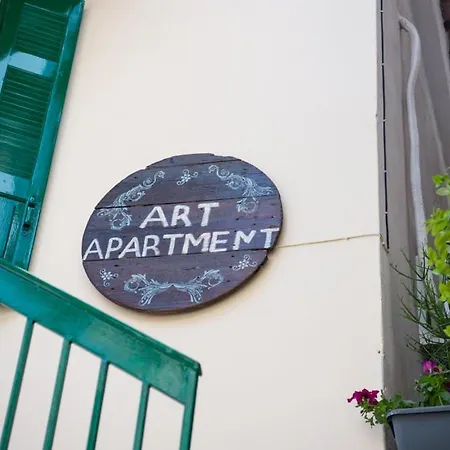 Art Apartment *